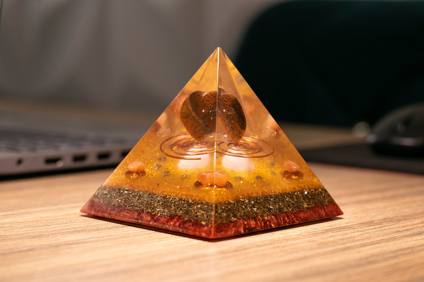 Orgonite com Coração de Olho de Tigre, Quartzo Cristal e Cornalina