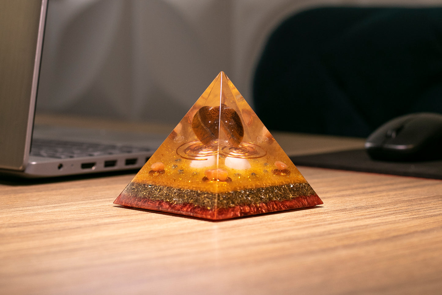 Orgonite com Coração de Olho de Tigre, Quartzo Cristal e Cornalina