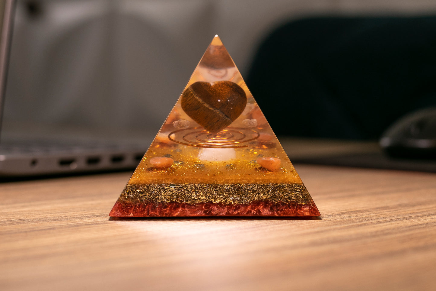 Orgonite com Coração de Olho de Tigre, Quartzo Cristal e Cornalina